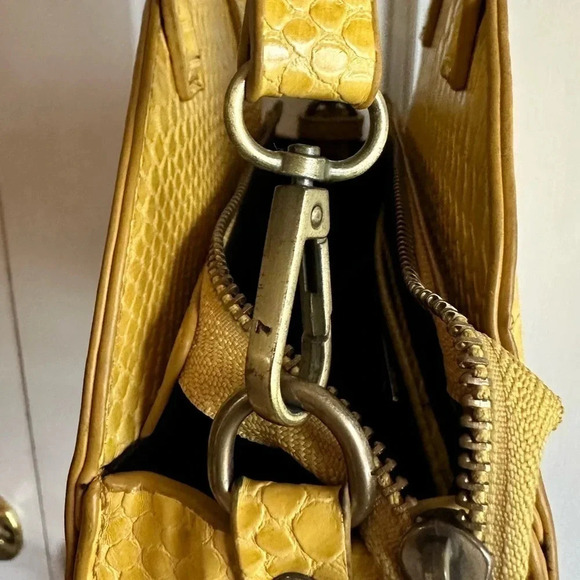 Street Level circle crossbody faux leather Croc tote bag purse. Yellow - Picture 6 of 16